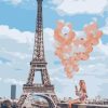 Figuredart Femme Et Ballons Au Bord De La Tour Eiffel | Romantique